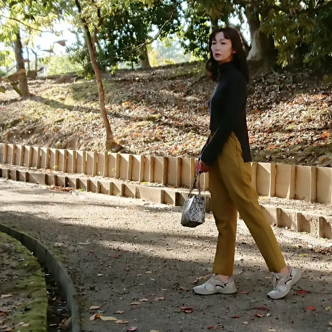 ブラウンニット  イエローパンツ  スニーカー