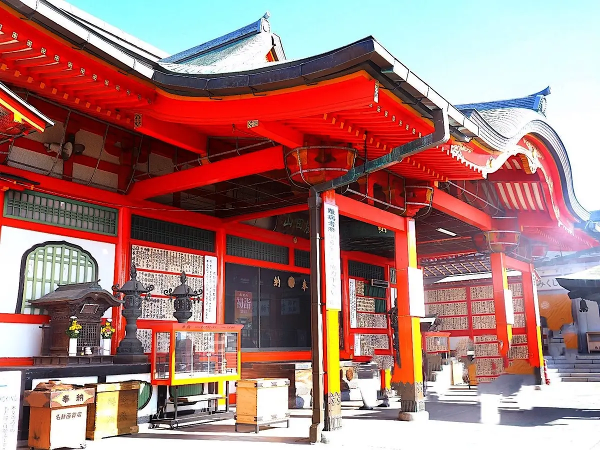 豪華な本殿全景