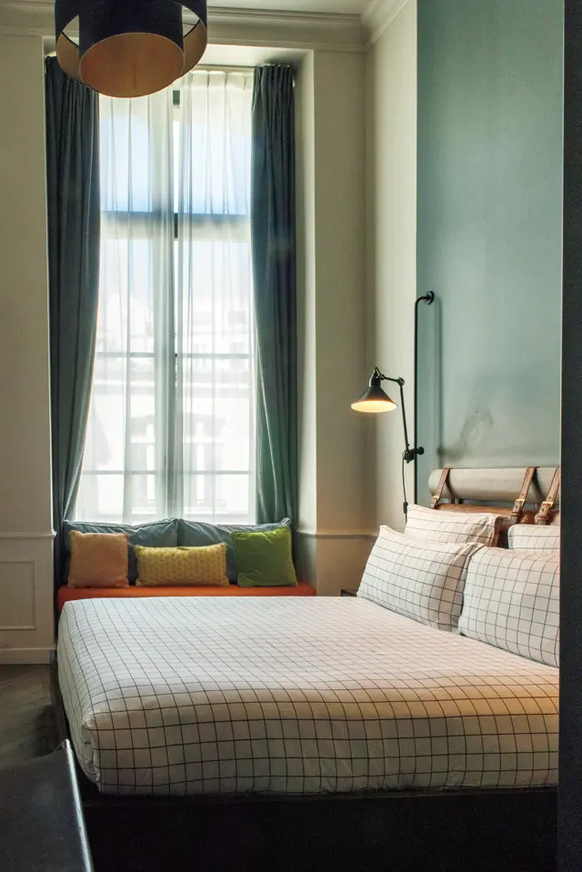 コンパクトだが、天井の高さがもたらす開放感が心地よい客室。レトロモダンな要素を上手に生かした内装から、自宅改装時の雨宮さんは大いにインスパイアされた　