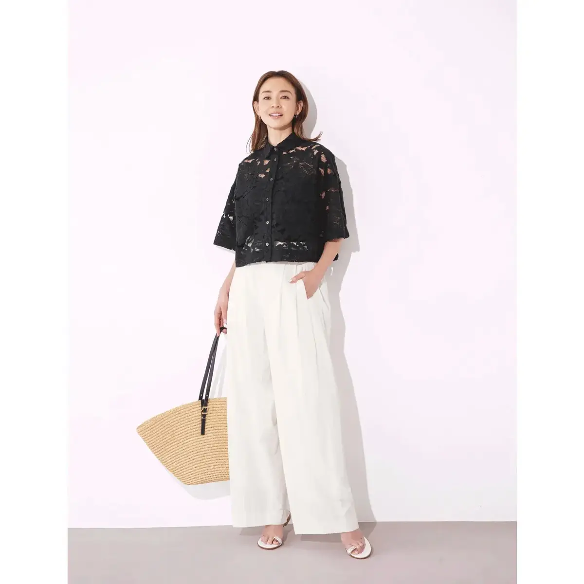 大胆に透ける黒レースシャツは切れ味いい白タックパンツでハンサムに仕上げる。