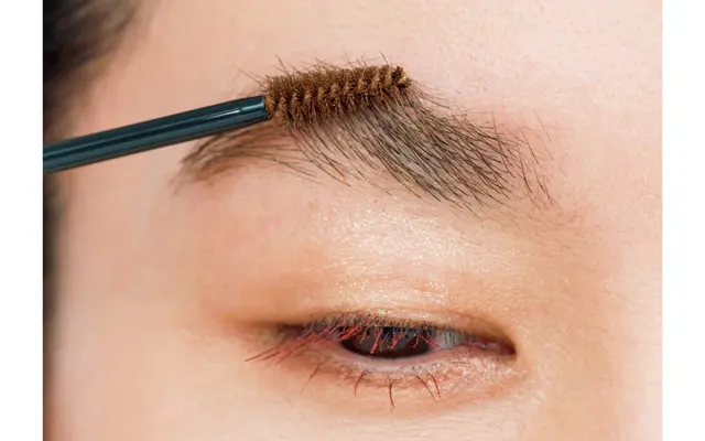 《4》眉色は明るめブラウンの❸のマスカラでほんの少しトーンアップして軽さを。眉の毛流れもできるだけ上方向にアップさせるのがコツ。