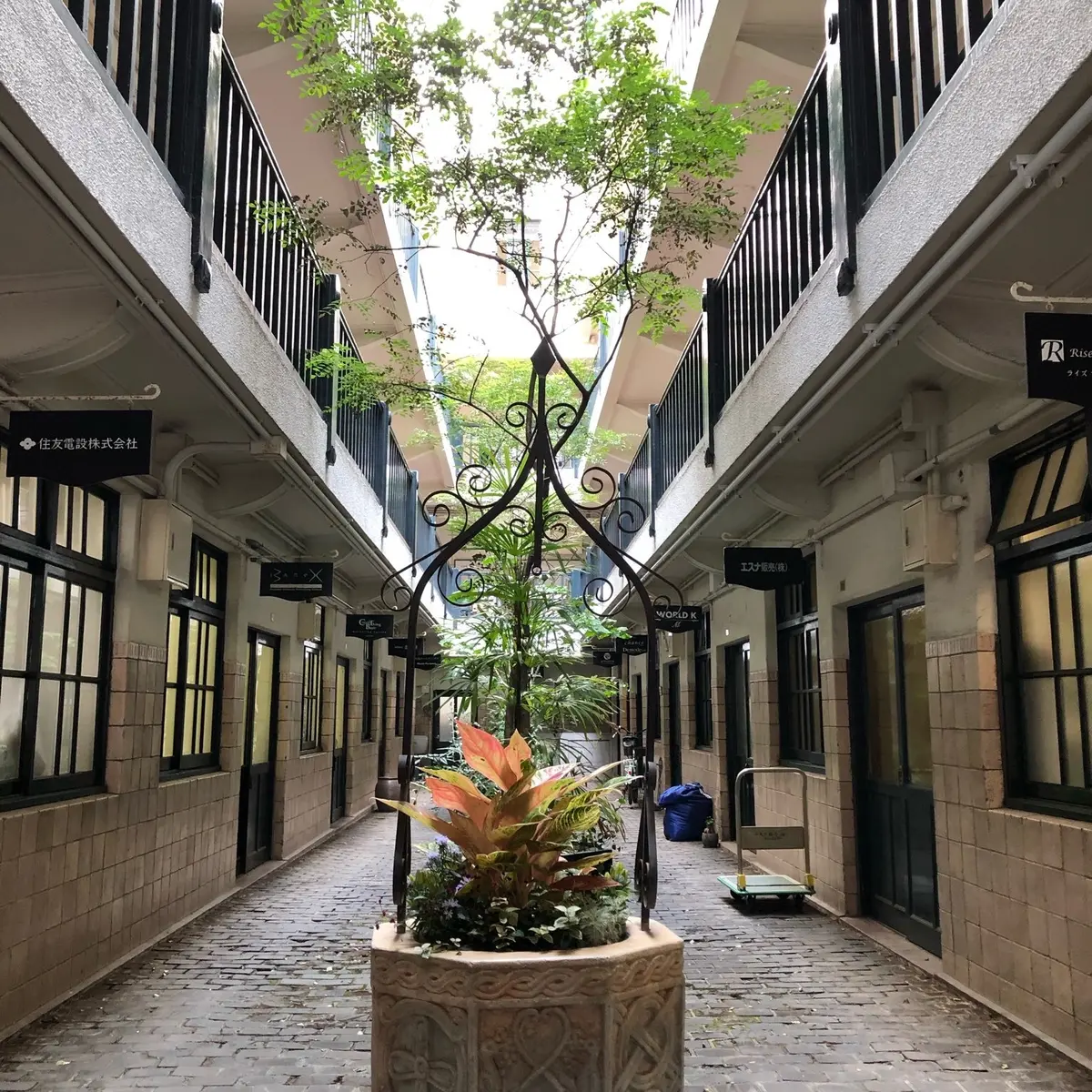 ビルのエントランス