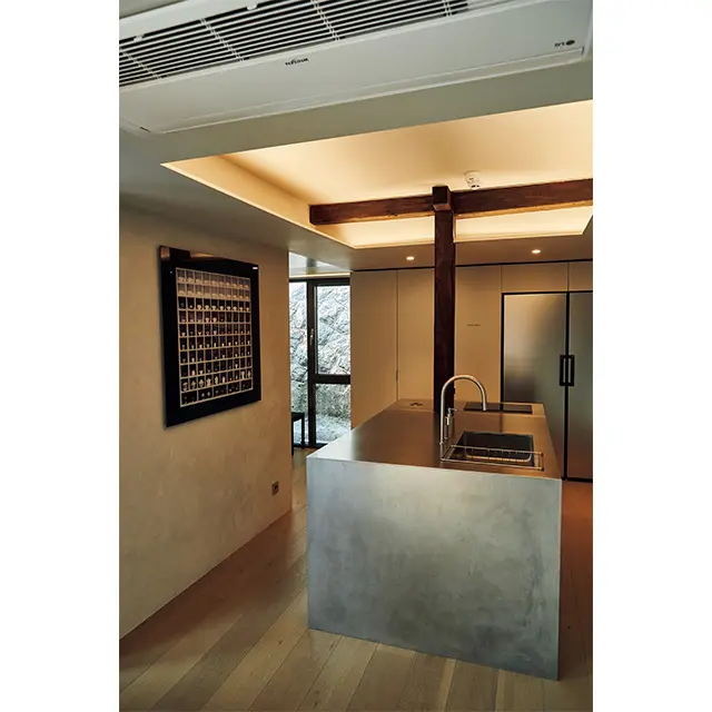 ＂隠れた部屋＂ という意味をもつ「ヒドゥ ン齋」（185平米）。その名のとおり、北村 韓屋村の路地裏に位置し、伝統家屋が連な る小道を歩いていく過程も楽しい。3棟の 中で一番アットホームな雰囲気