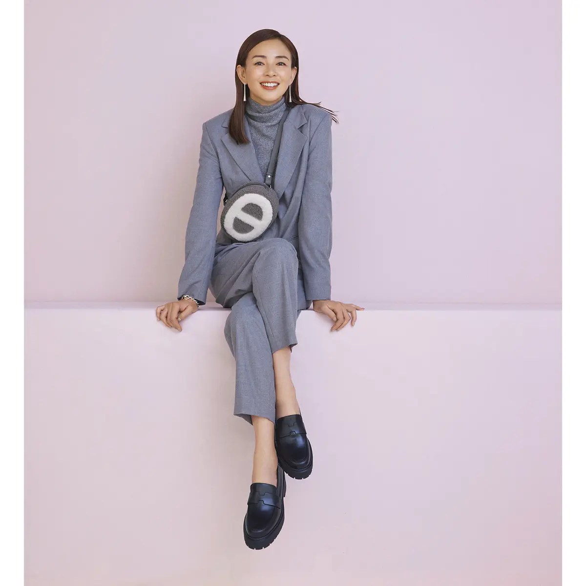 オールグレーのジャケットとパンツのセットアップコーデ　モデル・SHIHO