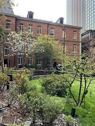 美術館前のお庭