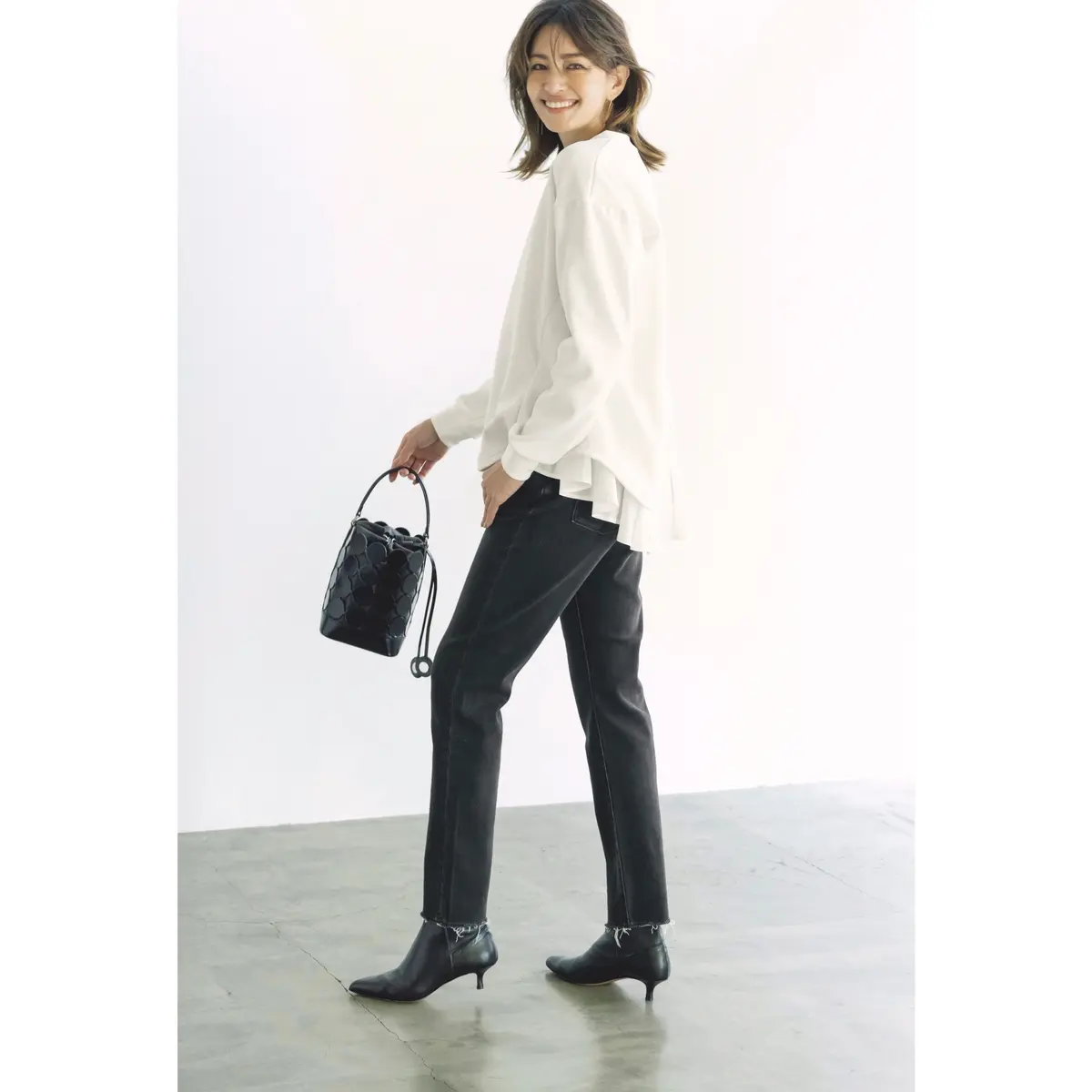 白すそフリルつきトップスと黒スリムパンツのコーデ　モデル・ RINA