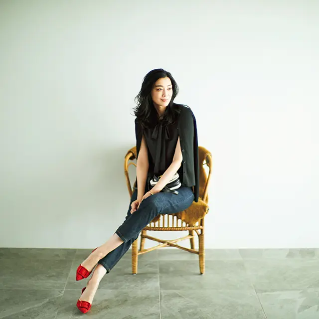 ノースリーブの二の腕には肩ばおりが有効。黒なら細見え効果は抜群