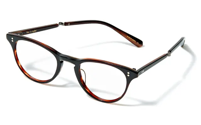 ボストンタイプをベースにキャットアイの要素をプラスしたミスター・ライトのメガネ