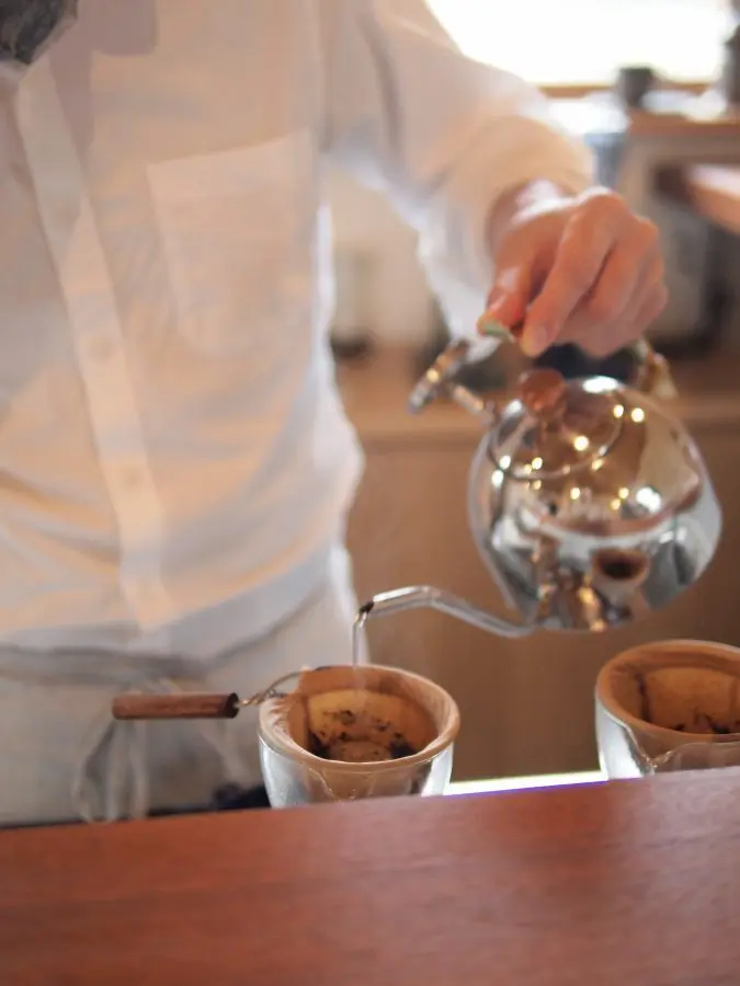 カウンター席　沖縄時間　時計のない珈琲店