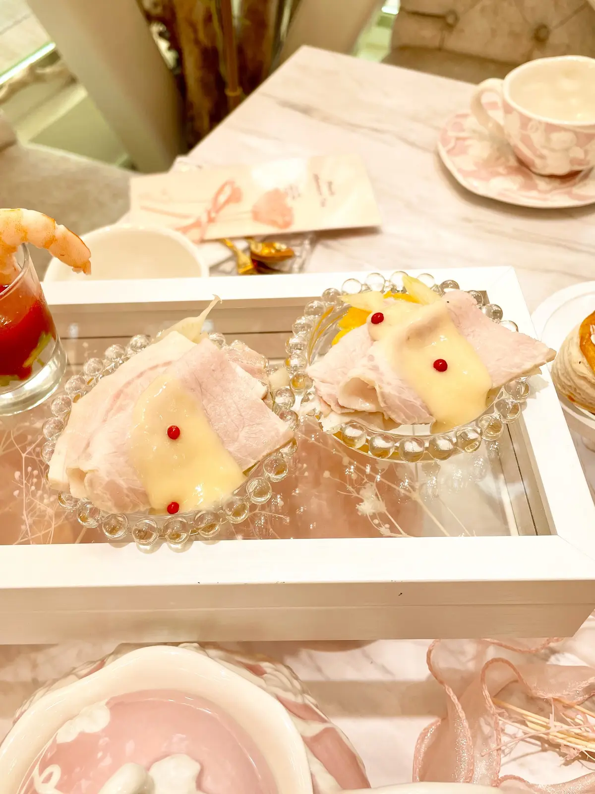 ケーキ、スイーツ、表参道、HAUTE COUTURE CAFE表参道、HAUTE COUTURE CAFE、オートクチュールカフェ、ピーチアフタヌーンティー、桃のアフタヌーンティー、桃パフェ、パフェ、ピンク、ピンクのワンピース、ワンピース、ノースリーブワンピース、ワンピースコーデ、ロングヘア、黒髪、可愛いアフタヌーンティー、美味しいアフタヌーンティー、豪華なアフタヌーンティー、お花の世界、店内、スイートピー、かすみそう、霞草、かすみ草、スイーツ、ムラングシャンティ―、マンゴー、パッション、生クリーム、クリーム、花びら、バラ、バラの花、バラの花びら、可愛い、豚肉、豚肉のコンフィ、ローストポーク、ポーク、桃のソース、、桃、ピーチ、