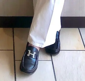 ホワイトのセンタープレスデニムと