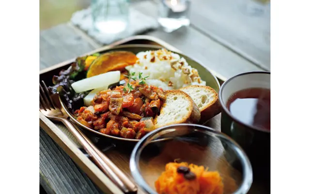 ランチは「Veganラタトゥイユ」。ごはん、パン、焼き野菜、デリ、ドリンクつき。￥1,100　