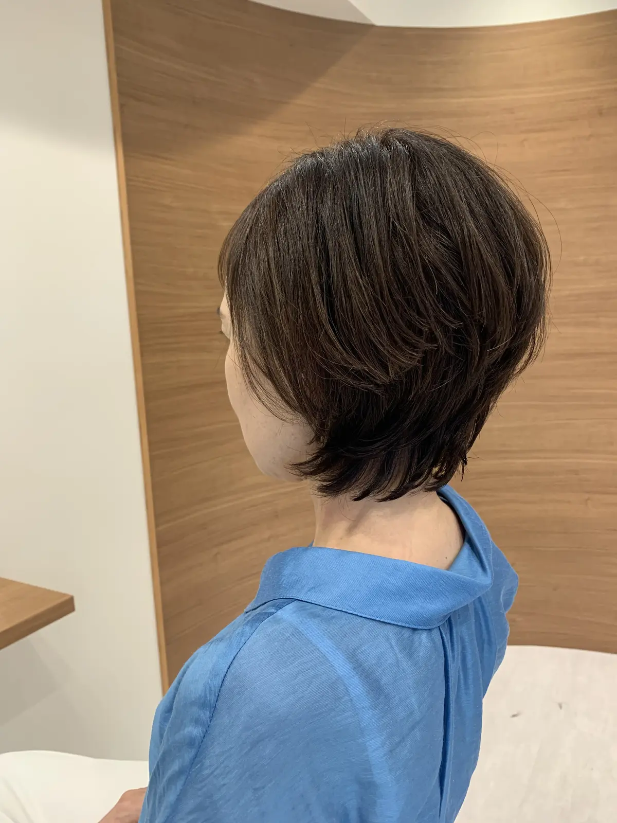 ショートカットの女性の横顔