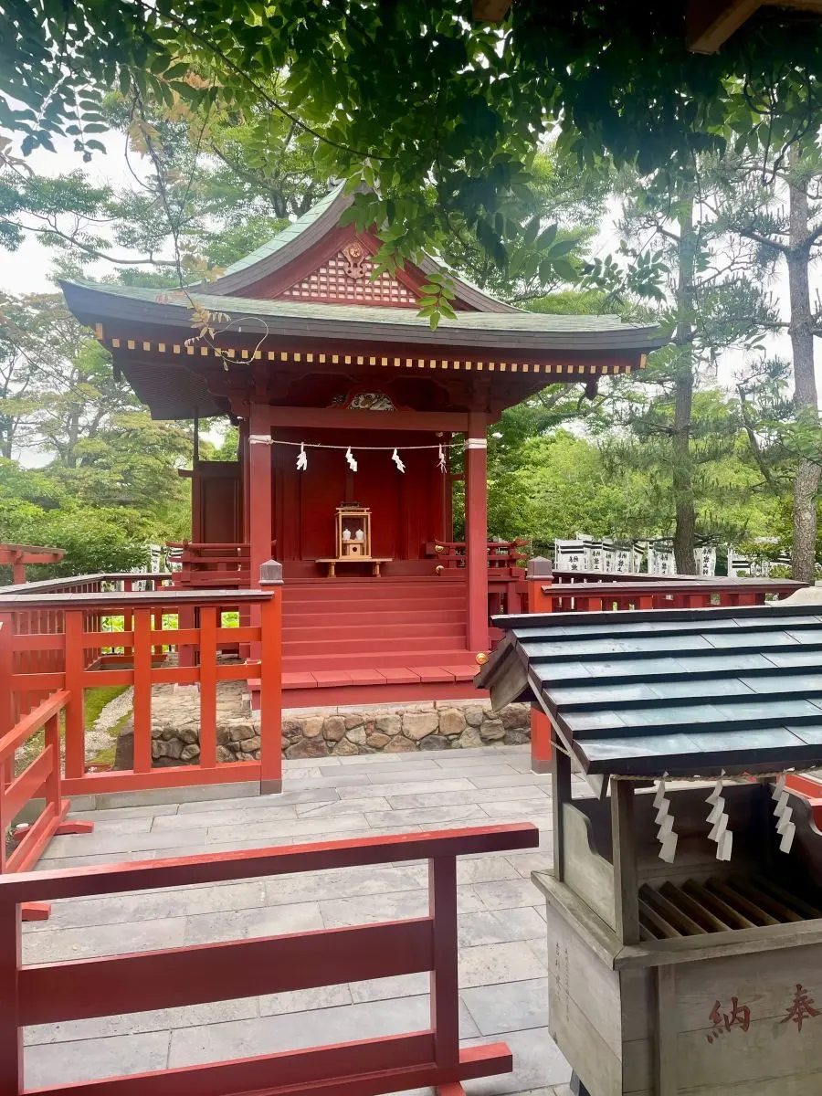 鶴岡八幡宮の旗上弁財天社