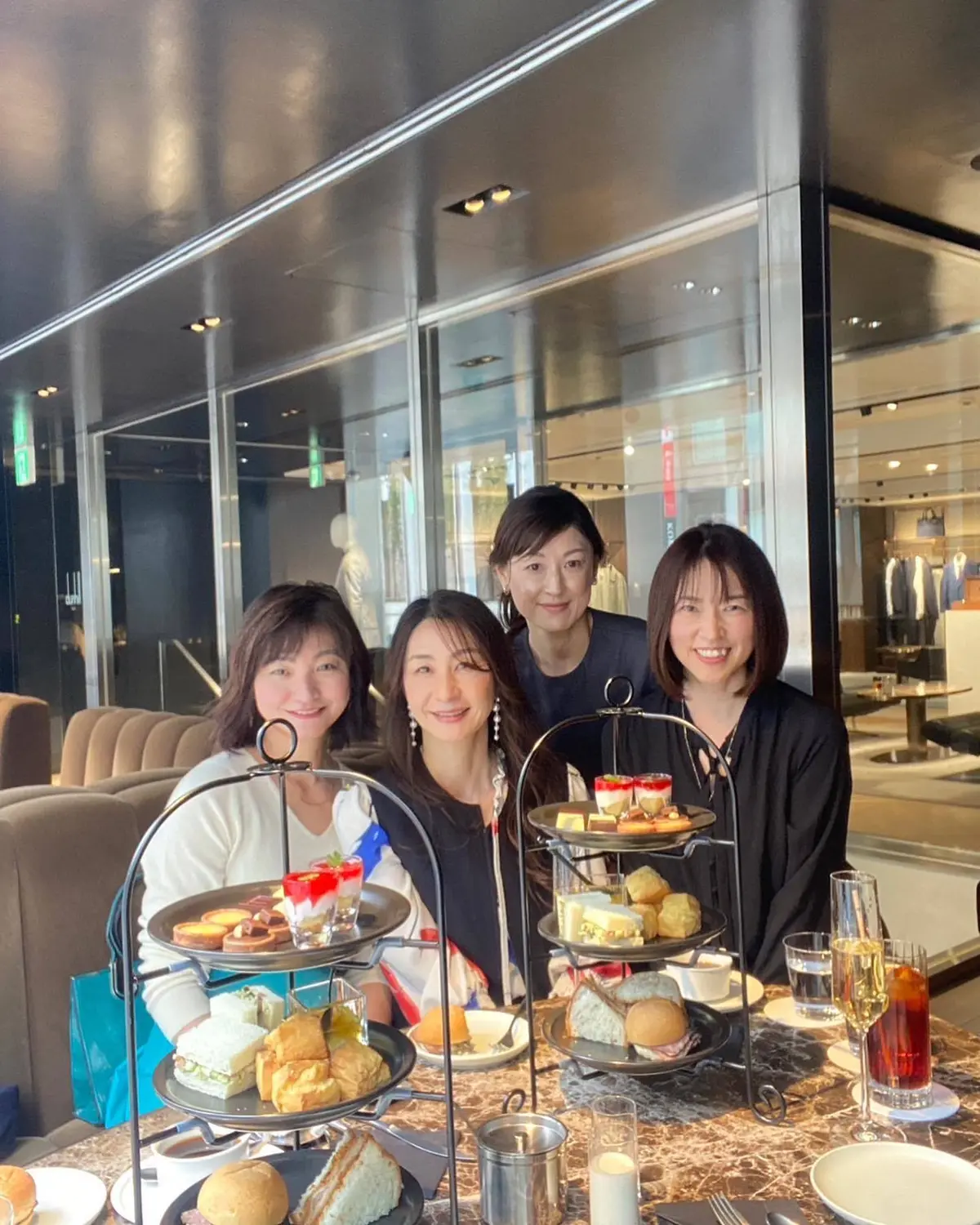 春色のスカートでダンヒルバーへの画像_2