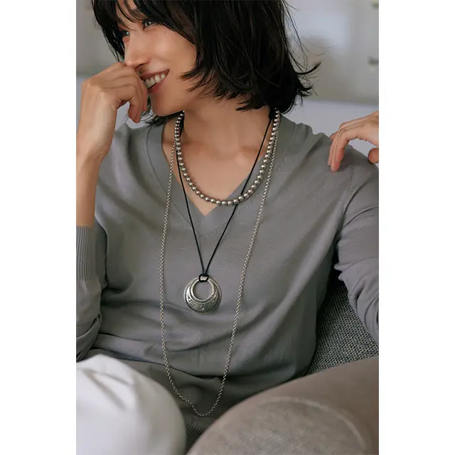 プリミティブな力強さを放つ シルバー×黒コードの組み合わせ