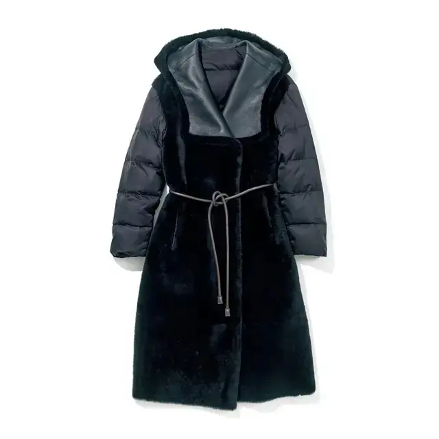 服装を選ばない！50代が毎日着たくなる、軽やかで上品な「ダウンコート」