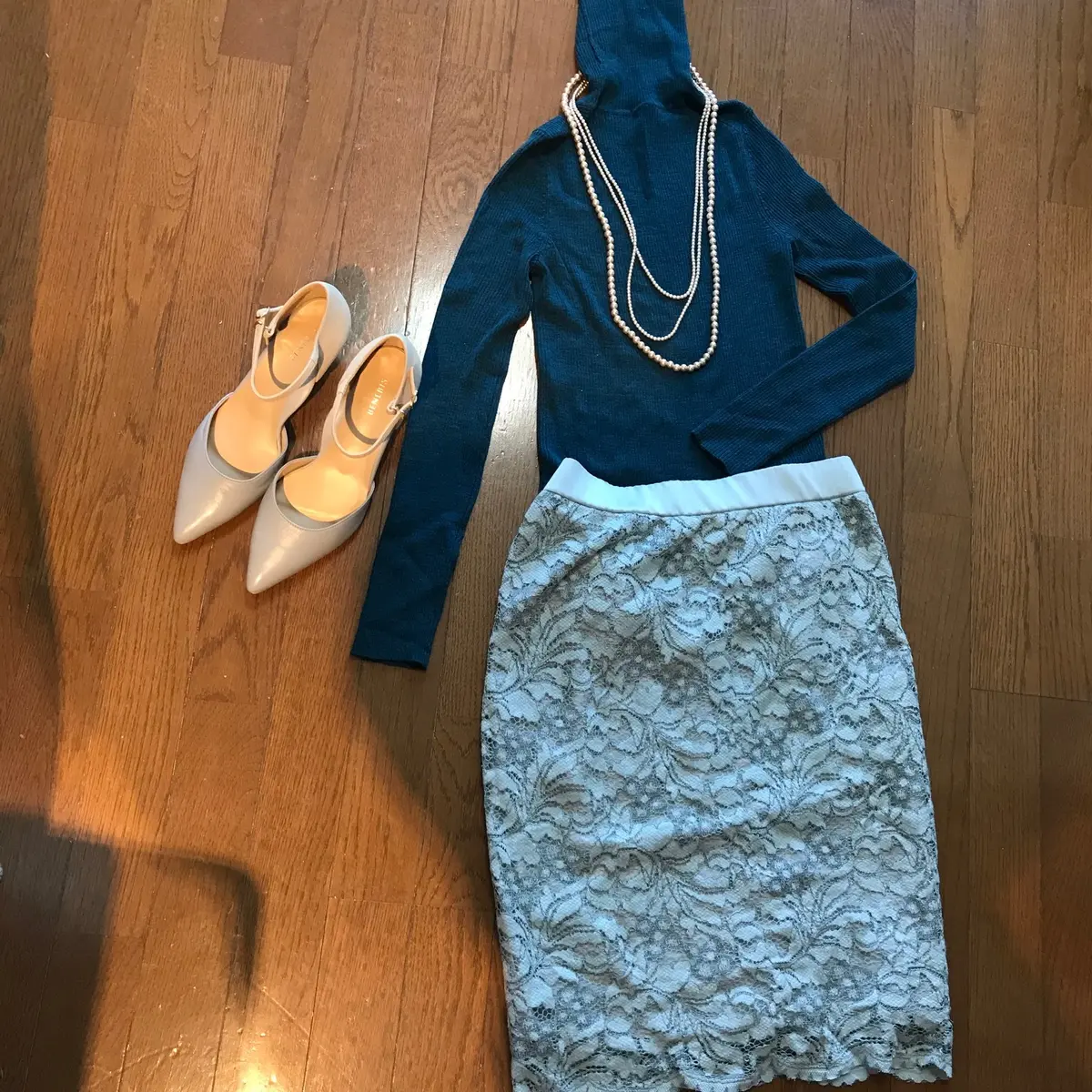 真っ青な空とブルーのコーディネートの画像_1