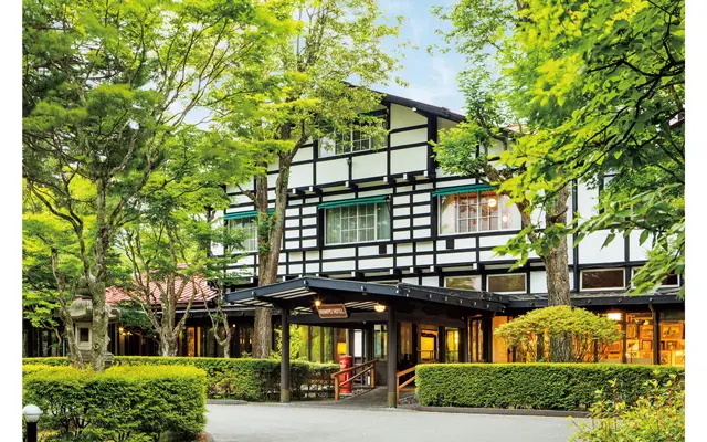 軽井沢の景観に調和したハーフ・ティンバー風の外観