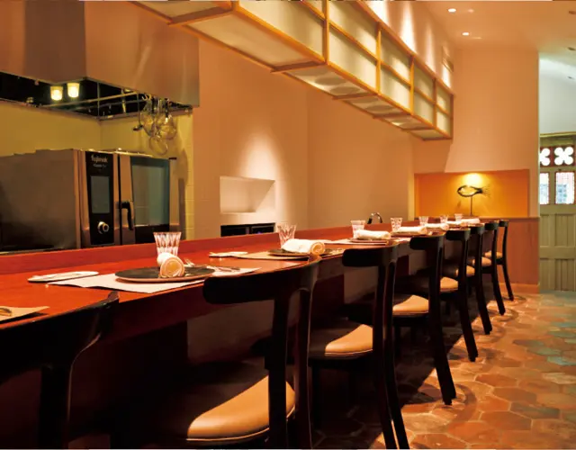  カウンター10席のみ