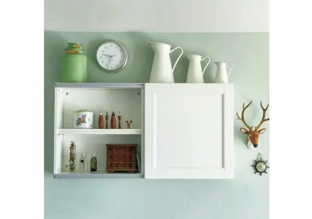 「セルフペイントした壁に白い吊り戸棚で空間利用」