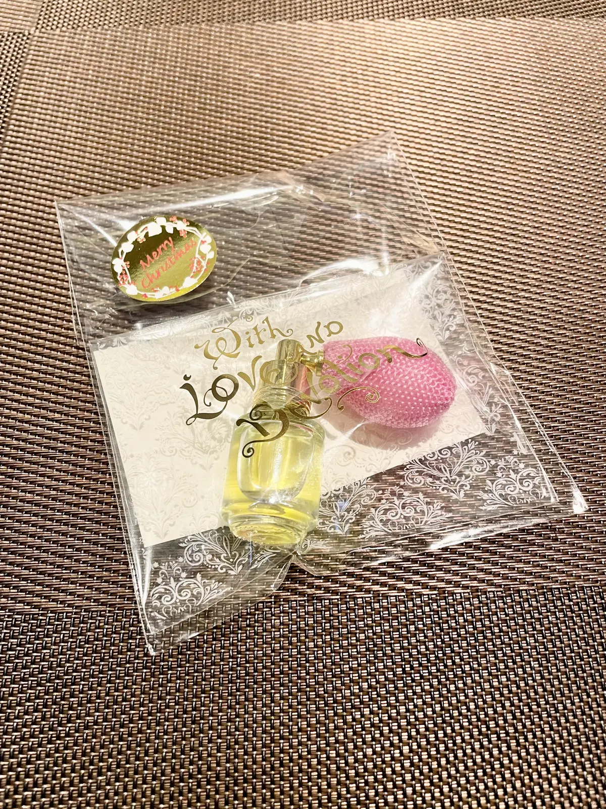 The Prince Sakura Tower Tokyo、ザ・プリンス さくらタワー東京、リストランテカフェ チリエージョ、パーティーレストラン、ホテルランチ、ランチ、ホテルレストラン、高級感、店内、落ち着く空間、落ち着く、テーブル、ランチョンマット、アドマイザー、香水、コロン、香り、いい香り、ミニボトル、ミニチュアボトル