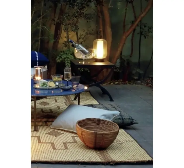 サイドテーブル「ノナロ」（W44×D44×H42㎝）￥345,400／B&B Italia Tokyo　サイドテーブル上のLEDランタン「ルシア ランタン スリム」￥7,150／アカツキコーポレーション（フィリッピ）　