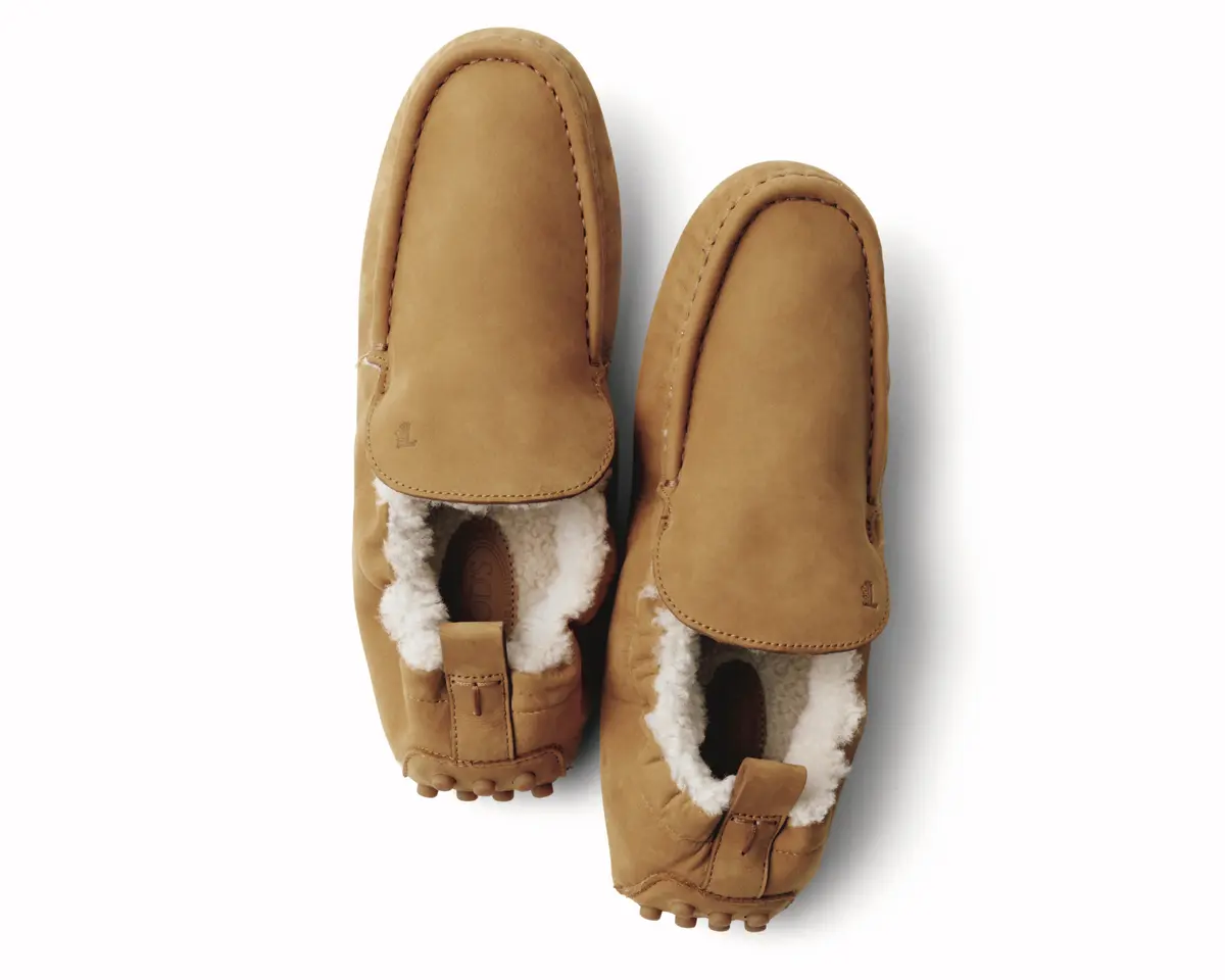 心まで温めてくれる ムートンローファー 真っ白なムートンファーをインに配したヌバックローファー。素足で履きたくなる心地 よい暖かさで、寒い日の外出も、ぐっと気楽に。靴￥152,900／トッズ・ジャパン（トッズ）