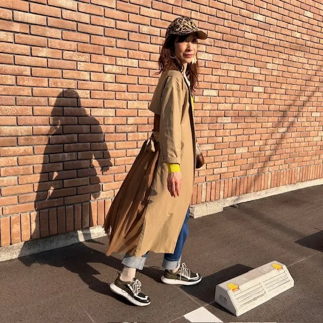 イエロー効かせのデニム＆スニーカーコーデの画像_3