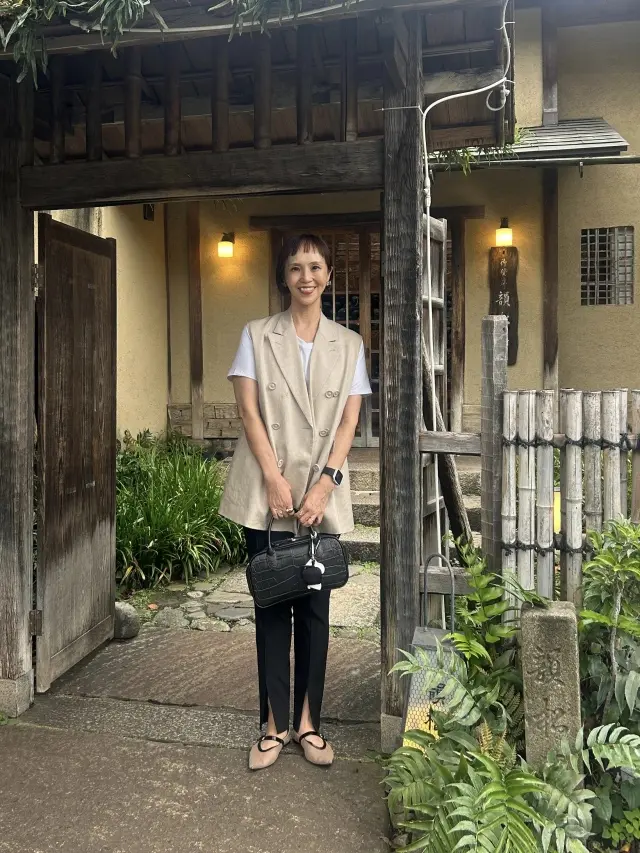 ランチコーデ　韻松亭　上野ランチ　ブラック&ホワイトコーデ　パンツコーデ　ジレコーデ　ジレ　細身パンツ　オン眉　ミニボブ　ショートボブ　高身長コーデ