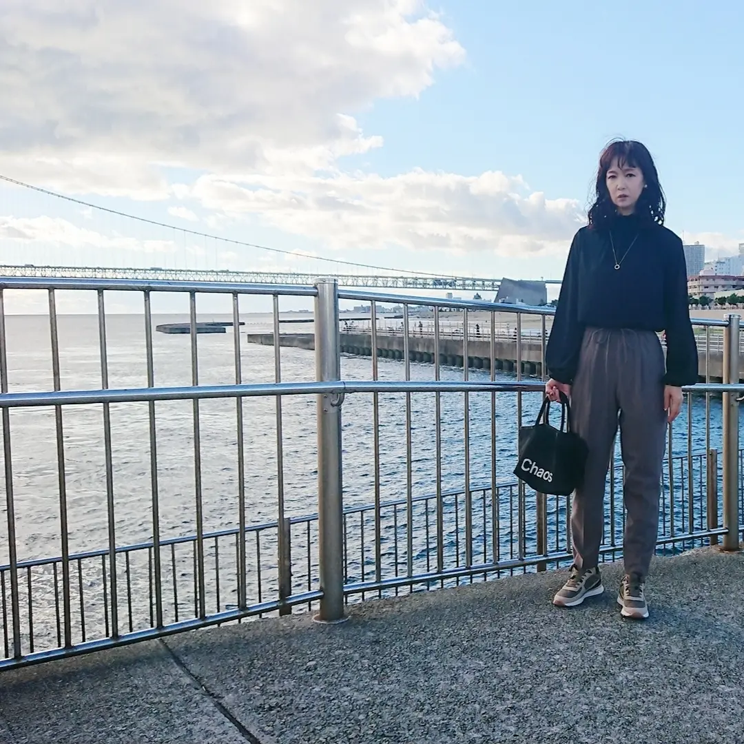 黒いブラウス  ブラウンパンツ  スニーカー