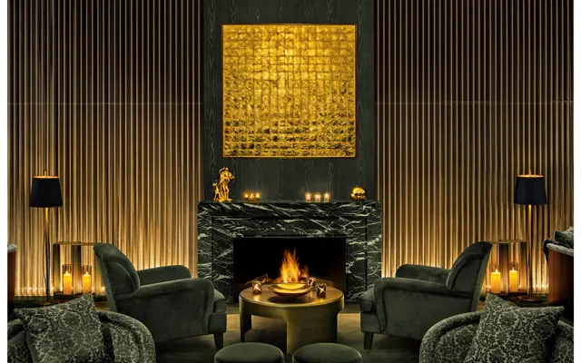 黒を基調にゴールドを配した内装