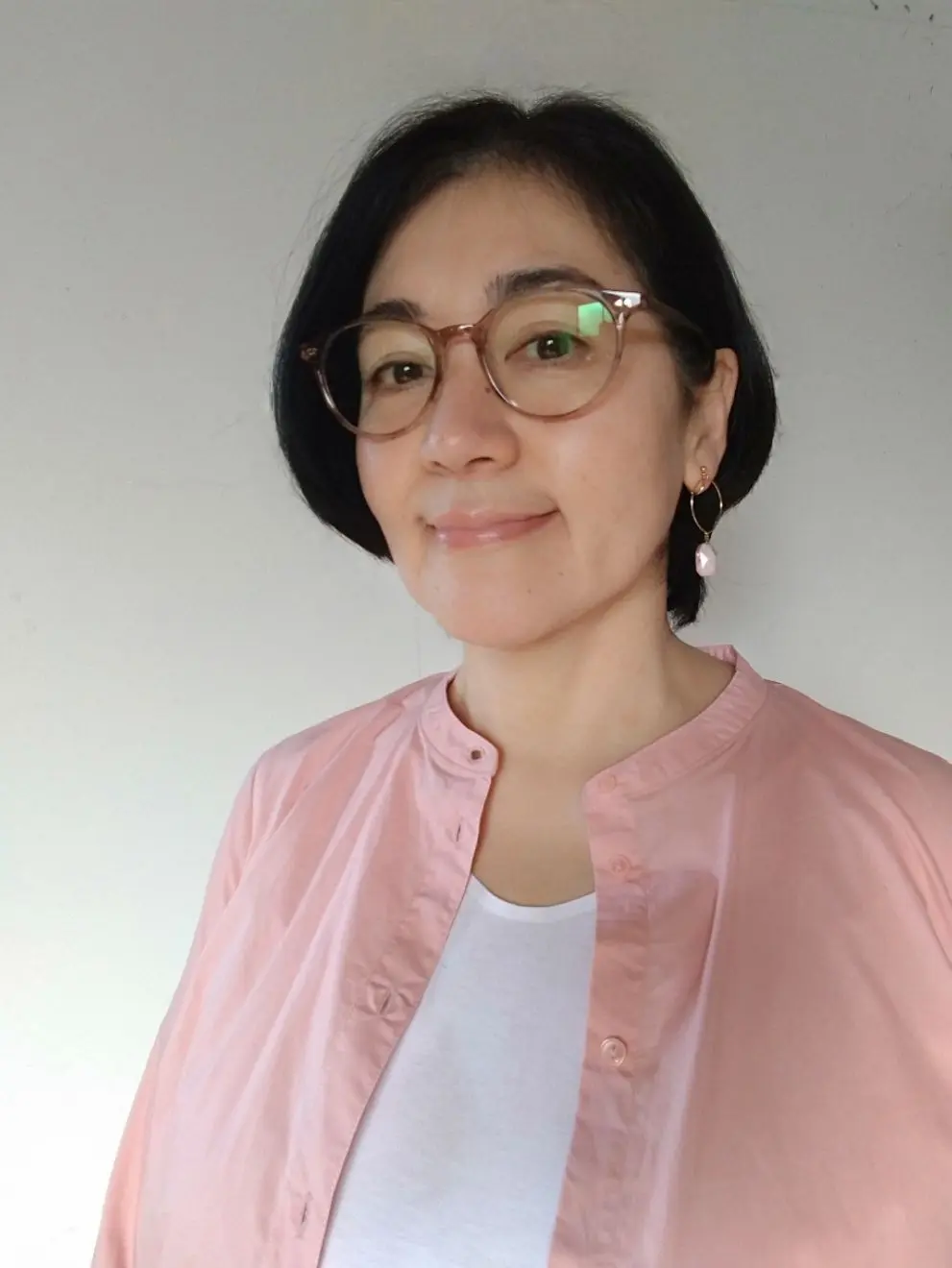 メガネにピンクシャツの上半身