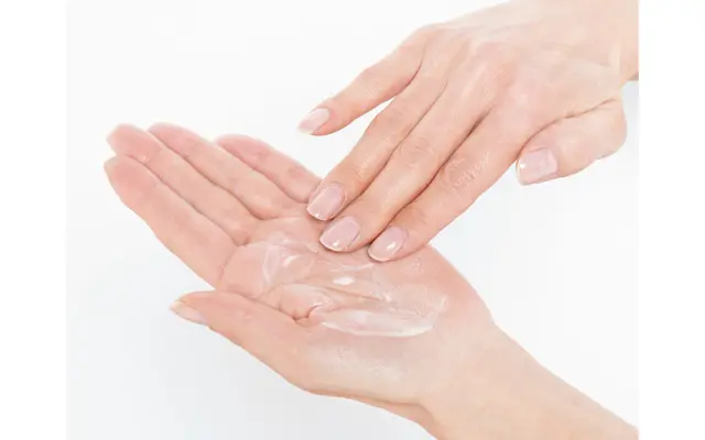 手のひらに出し指の腹全体に行き渡らせる