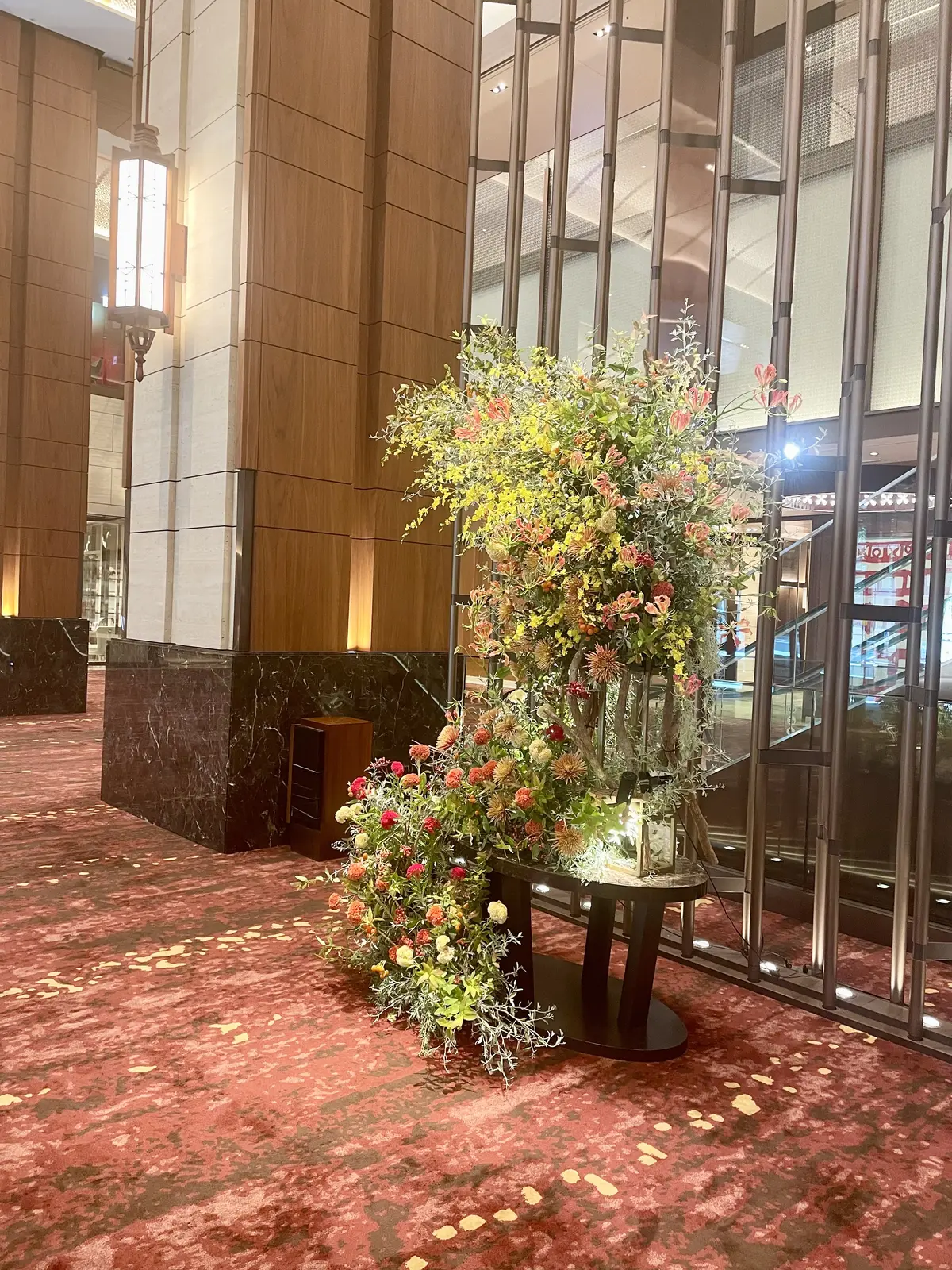 アート、東京會舘本舘、sweets & gifts、入り口、フラワーアレンジメント、アーティフィシャルフラワーアレンジメント、オブジェ、お花、秋の花、