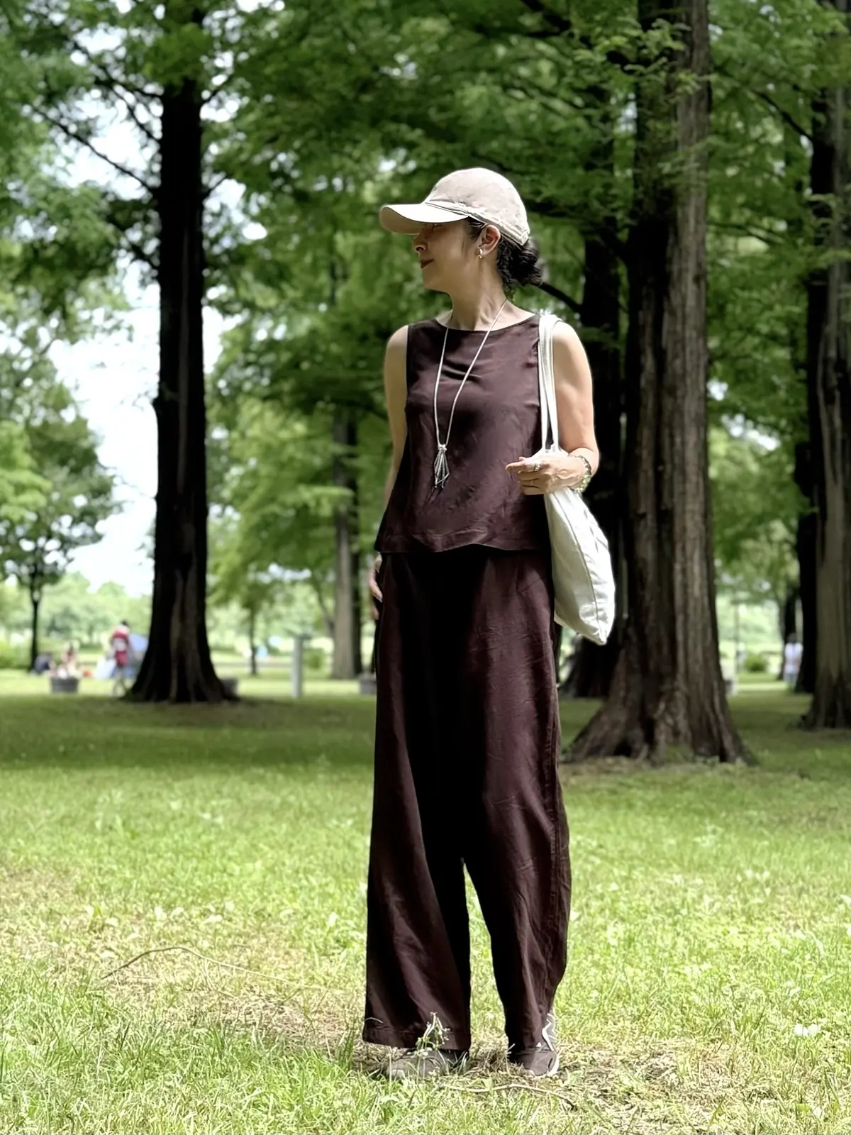 ユニクロ　アラフィフコーデ　50代　茶のリネンブレンドイージパンツ　セットアップ　茶ブラウス　茶のスニーカー　ニューバランス