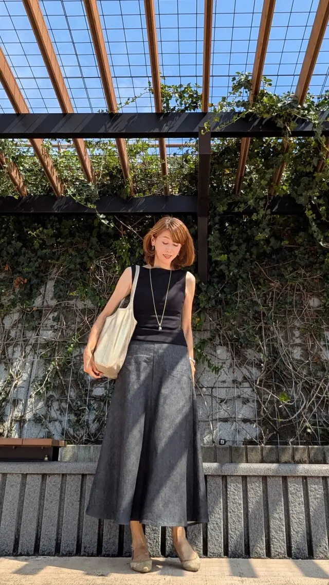 ノースリーブTシャツ×デニムスカート