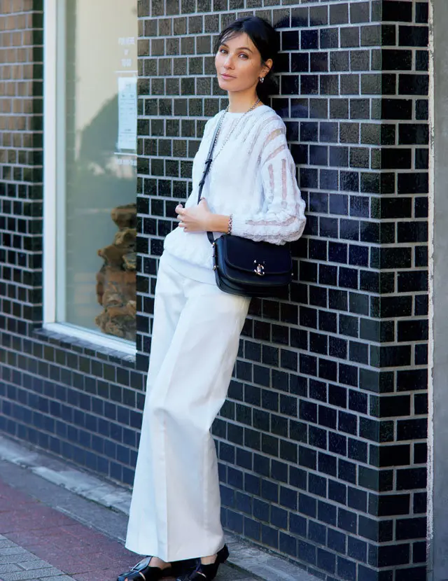 ドゥロワーの透け感あるニットを主役にしたコーデ