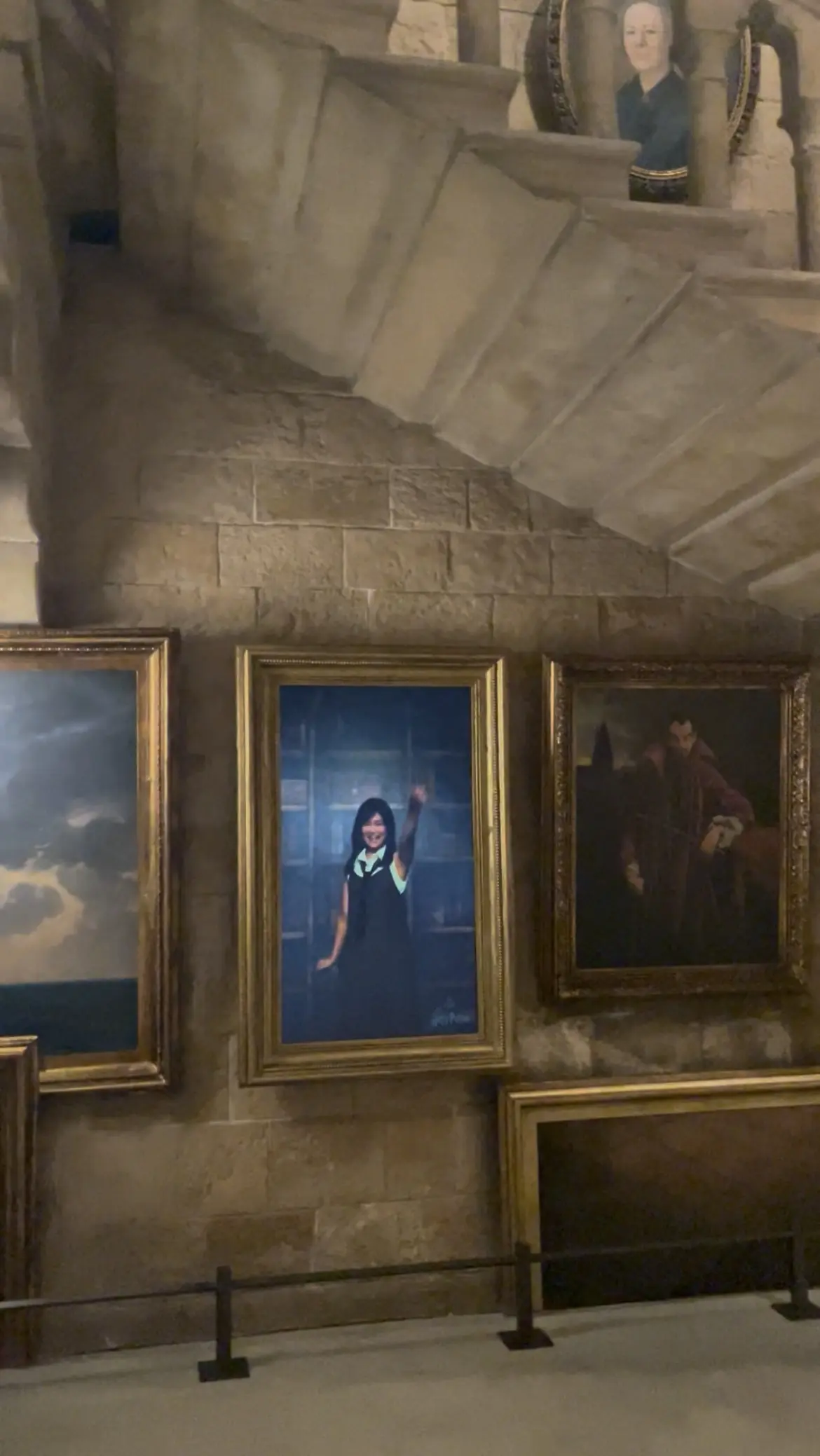 ハリーポッタースタジオツアーパトローナス体験、ハリーポッタースタジオツアー、ハリーポッターパトローナス体験、パトローナス体験、ハリーポッターコーデ、ハリーコーデ、dress、アーベーベー、a.v.v、shoes、Feroux、シューズ、靴、sleeveless shirt、tie、SHEIN、bag、チェベレ、¡CHÉVERE！、シャツ、ノースリーブ、ノースリーブシャツ、ホワイトシャツ、白シャツ、タイ、ネクタイ、黒タイ、ロング、セミロング、ワンカール、黒髪、美髪、焦茶ヘア、こげ茶ヘア、ロングワンピース、ロングスカート、スカート、グレースカート、カゴバッグ、バッグ、メルガドバッグ、スニーカー、フラットシューズ、ワンピース、ワンピースコーデ、ワンピ、黒ワンピ、黒ワンピース、グレー、グレーワンピ、グレーワンピース、ダークグレー、秋服コーデ、残暑コーデ、秋、秋コーデ、ワーナーブラザース、スタジオツアー東京、ワーナーブラザーススタジオツアー東京、 メイキング・オブ・ハリー・ポッター、ワーナー ブラザース スタジオツアー東京メイキング・オブ・ハリー・ポッター、ハリーポッター、現在期間限定、炎のゴブレット、魔法の階段、魔法の肖像画、動く肖像画、ハリーポッターの肖像画、映画のワンシーン体験、動く肖像画体験、ハリーポッタースタジオツアーの動く肖像画体験、