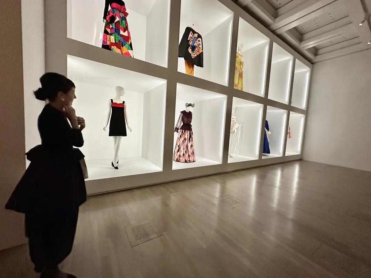 『イヴ・サンローラン展　時を超えるスタイの画像_2