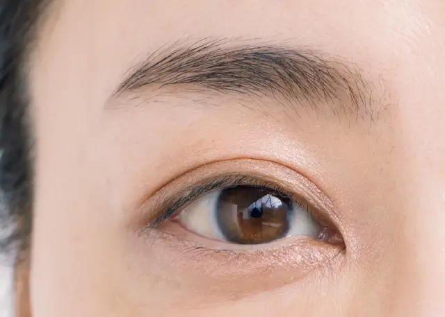 マスカラを使わないメイクの目元