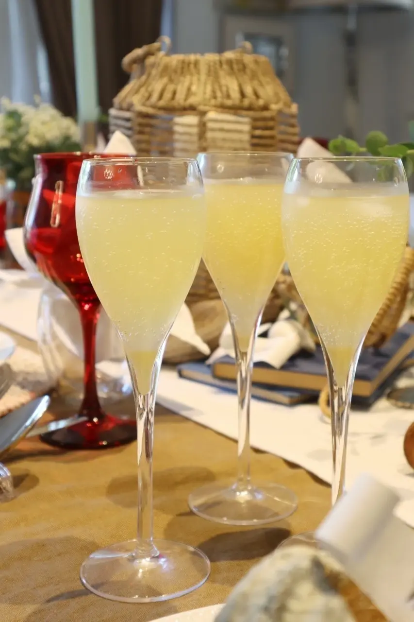 お友達持参の飲むお酢(パイナップル味)を炭酸で割ってウェルカムドリンクに！