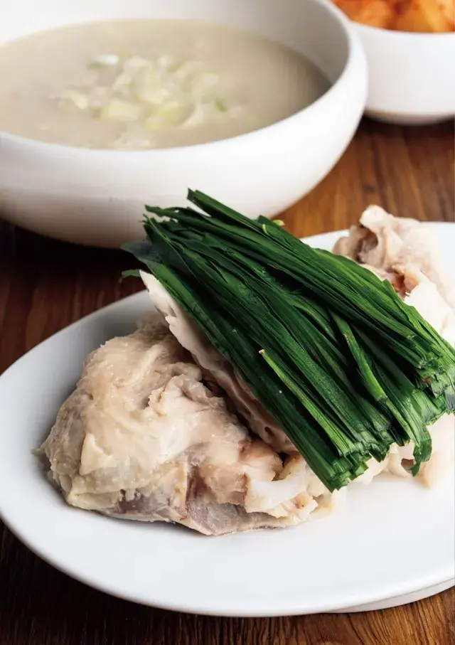 「参鶏白飯」W18,000。スープには別添えの山参培養根、義城にんにくをお好みで