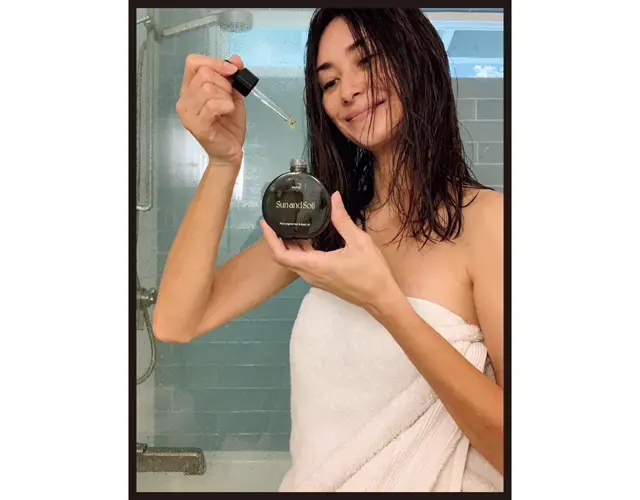 髪を洗ったあと、まだぬれているときに「Sun and Soil」のオイルをほんの数滴つけます。そうするとヘアにすごくツヤが出て、やわらかくて健康的な髪に見せてくれます。そしてアロマセラピーな香りが大好き。スパに行ったかのような気分にさせてくれる。これなしではベッドに入れない！