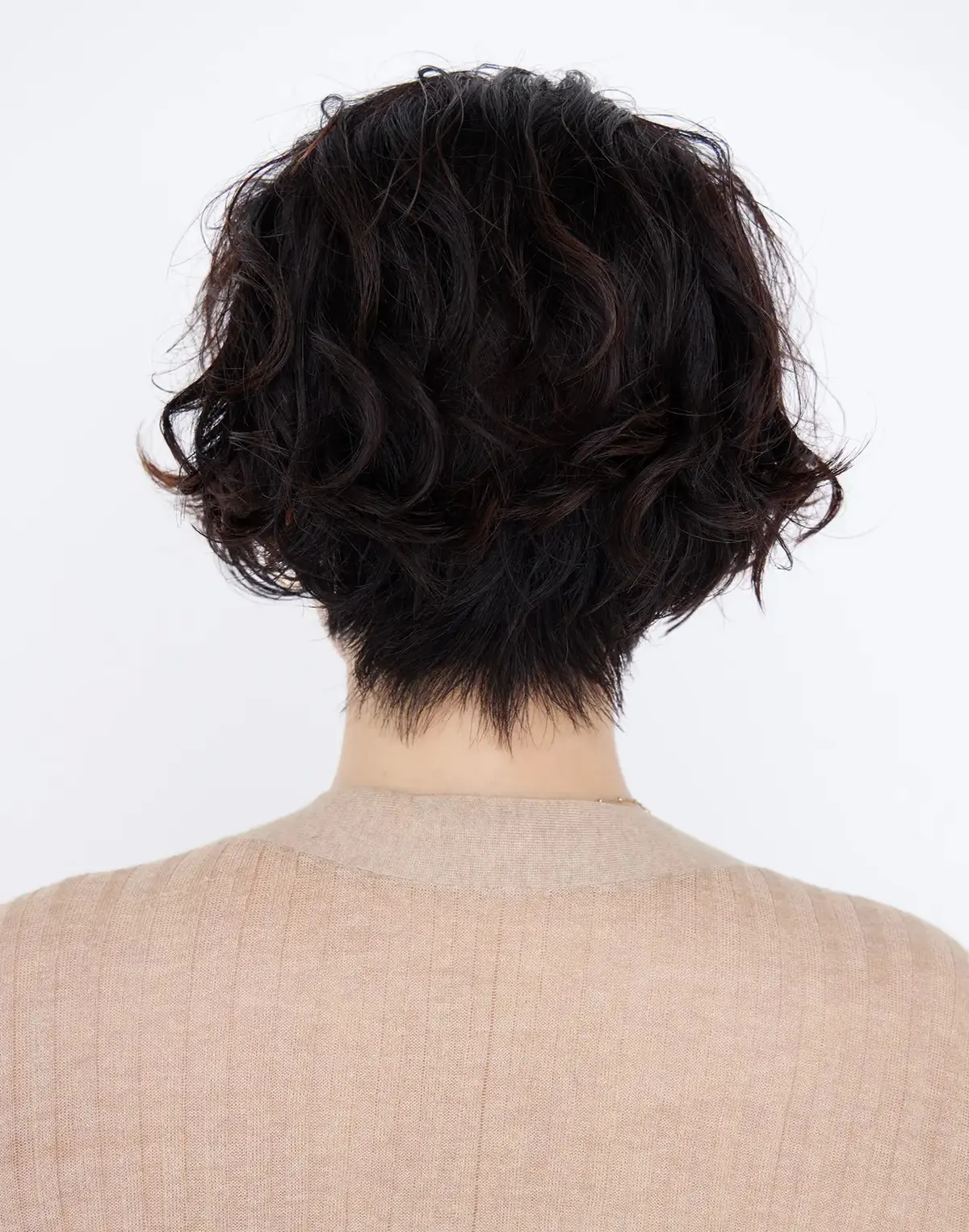 うねりにパーマをプラス！悩みを逆手に取ったショートスタイルで小顔見え【50代髪型・ヘアスタイル】