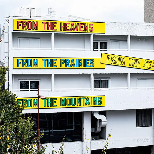 外観には、ローレンス・ウ ィナー氏のアートが