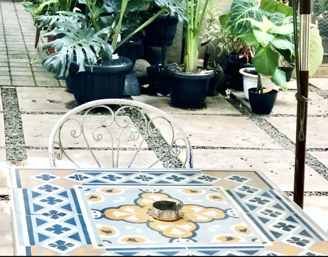 ガーデンテーブル　タイル