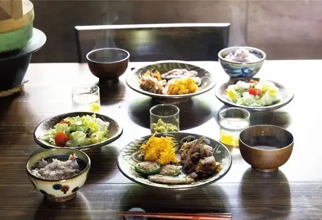 これぞ島の朝食。島魚グルクンのムニエル、ゴーヤーのポーク詰め、島野菜サラダ、赤黒米ごはんなど。