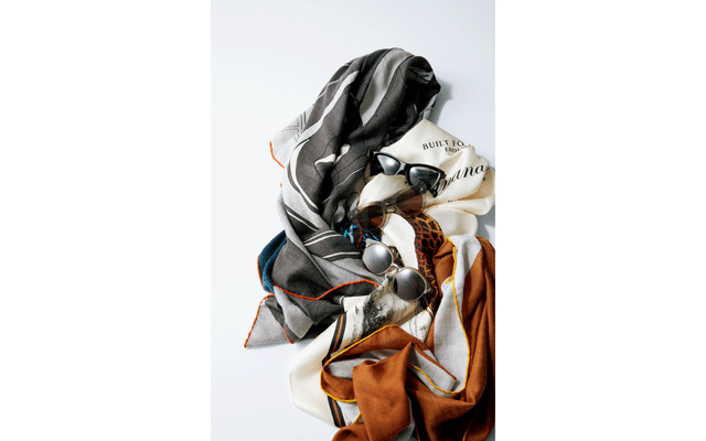 〈大草さん〉「サングラスは形によってエレガント、モードなど女性像を変えられるので必ず複数持参。とにかく寒がりなのでエルメスの大判スカーフは必須」。