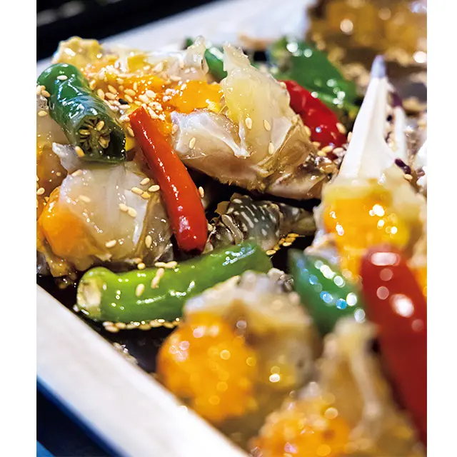 ワタリガニのしょうゆ漬けを堪能